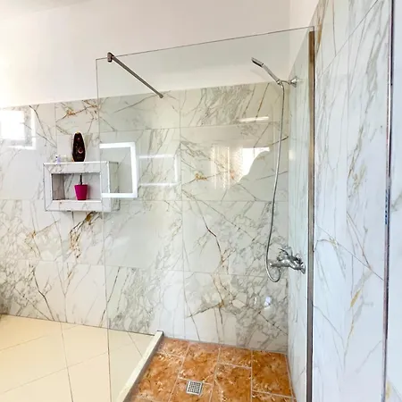 Guest house Ensalv - - - Penthouse Berat