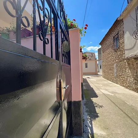 Guest house Ensalv - - - Penthouse Berat